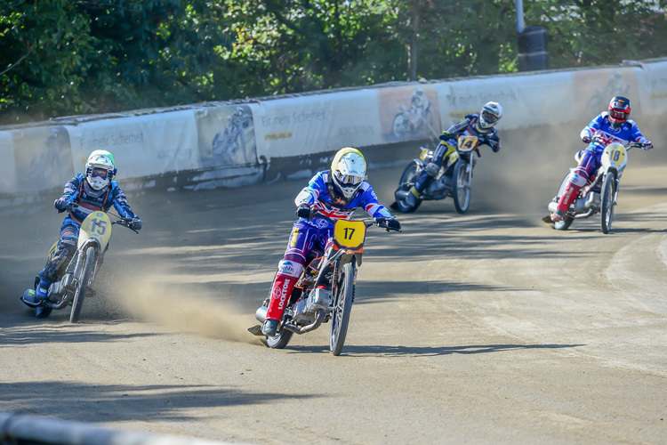 Das Team Großbritannien (hier 17 Wajtknecht und 18 Appleton im Bild) holte sich den Titel vor den Niederländern (hier Meijerink und Meijer)