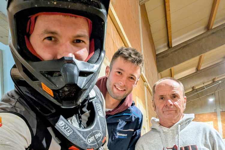Dominik Werkstetter, Bruder Patrick und Mechaniker Klaus beim Training in der MX-Halle