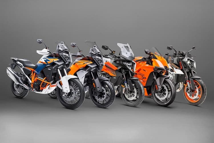 Werden ab Oktober 2025 gebaut: Drei KTM 1390 Adventure-Varianten, 990RCR und 990 Duke R.