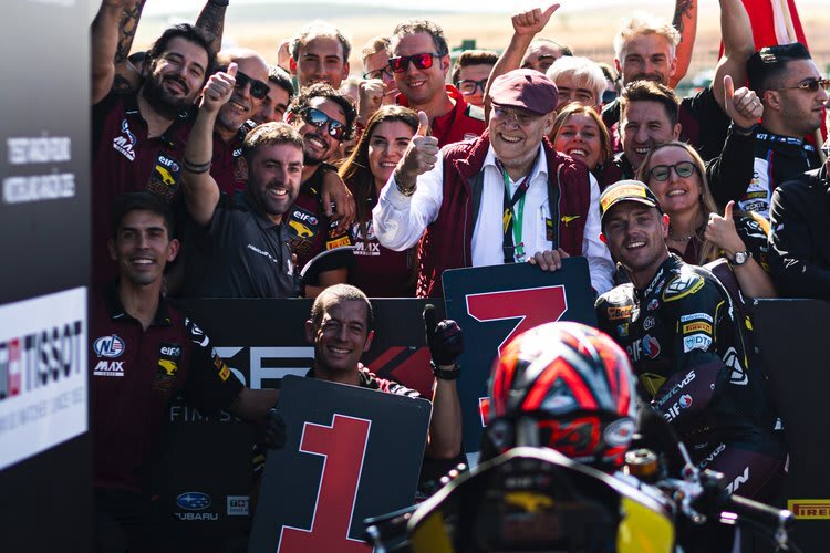 Sam Lowes feierte mit Teameigner Marc van der Straten