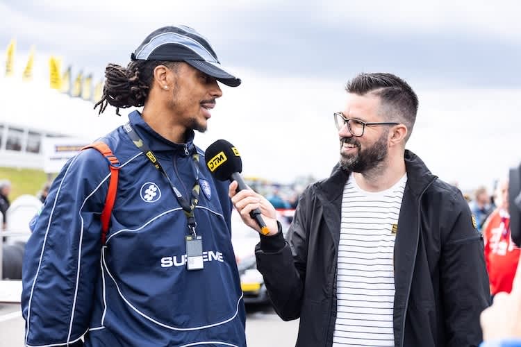 Tobi Schimon, hier mit Basketball-Bundesligaspieler Kevin Yebo, wird neuer Kommentator der DTM auf ProSieben