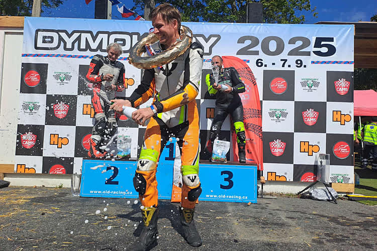 Auch beim Öffnen der Sektflasche erwies sich Christopher Eder als Schnellster