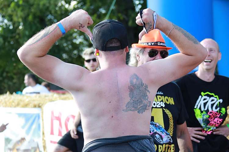 In Dymokury zeigte David Datzer nicht nur seine Narbe am Rücken, sondern auch Muskeln