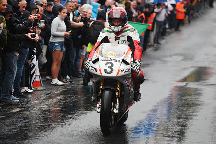 Carl Fogarty auf der Honda RC45 von Joey Dunlop
