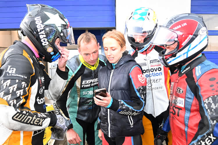 Tim Reeves, Ferry Segers, Ilse de Haas, Patrick Werkstetter und Pekka Päivärinta studieren die Zeitentabelle