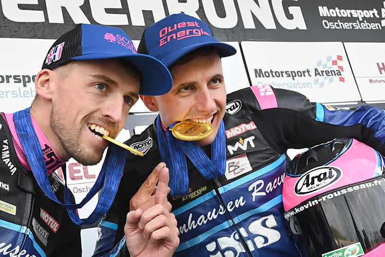 Harry Payne (li.) und Kevin Rouseau beim obligatorischen Biss in die WM-Medaille