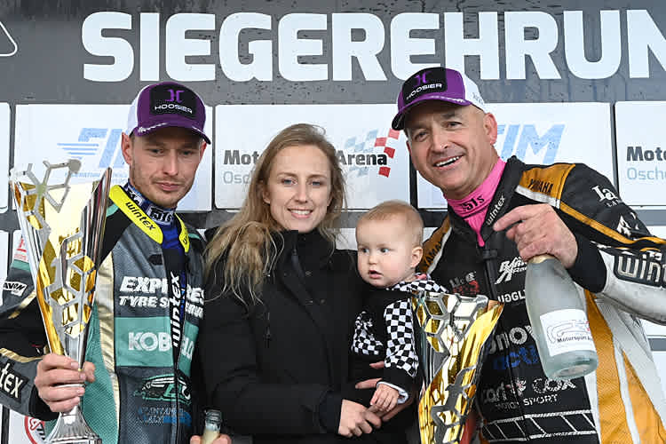 Tim Reeves (re.) mit Töchterchen Marlie, Partnerin Ilse de Haas und Ferry Segers