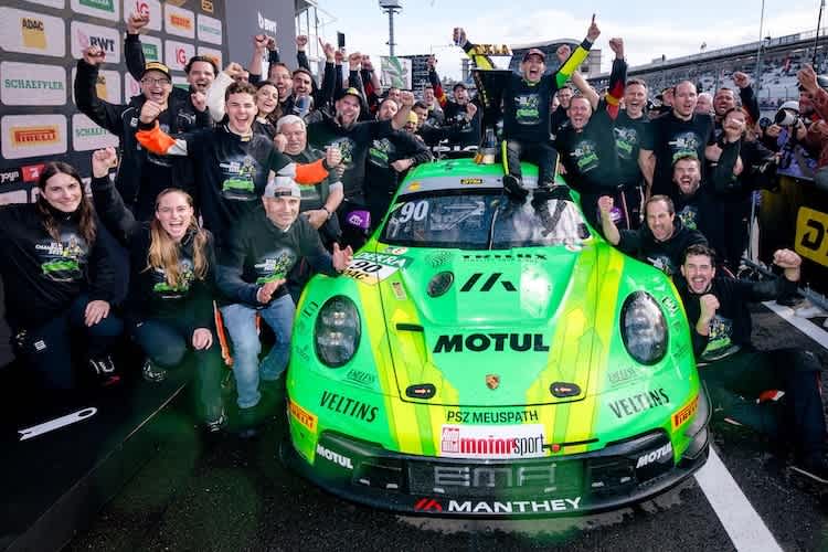 Ayhancan Güven jubelt mit seinem Team