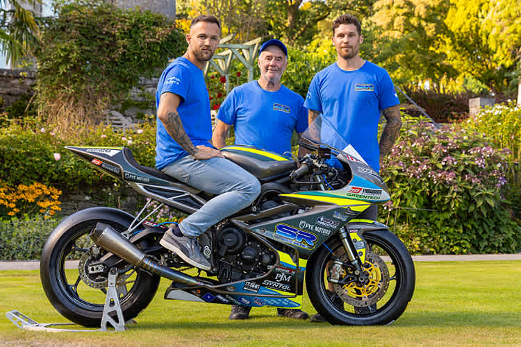 Martin und Adam Smith (re.) mit dem Österreicher Julian Trummer