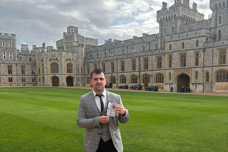 Ein sichtlich stolzer Michael Dunlop mit seinem MBE-Orden