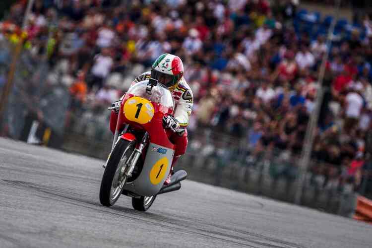 Giacomo Agostini auf der 350er-MV Agusta bei der Legenden-Parade in Spielberg