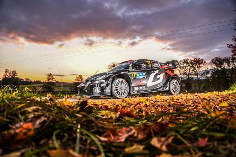 Im herbstlichen Ambiente führt Sebastien Ogier im Toyota die Central European Rally an