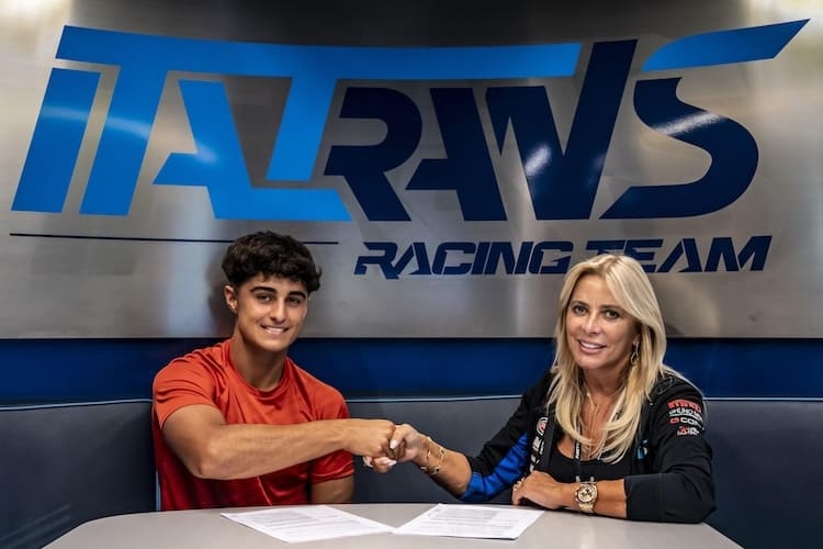 Daniel Muñoz mit Teammanagerin Laura Bertulessi