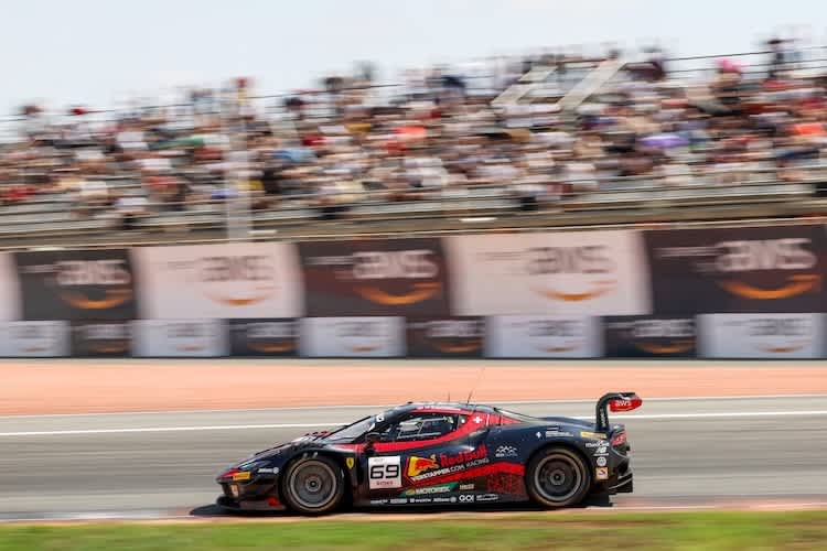 Titel für die beiden Verstappen.com Fahrer im Red Bull Ferrari