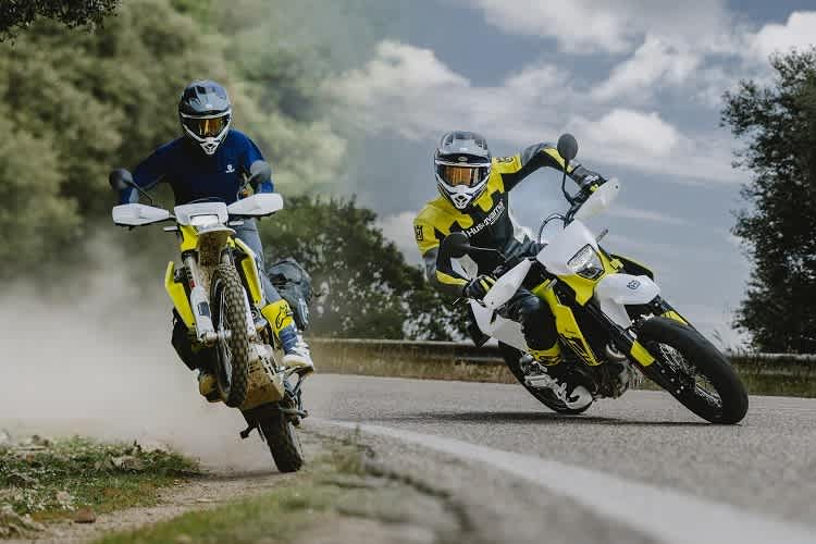 Husqvarna 701 Enduro (links) und 701 Supermoto in Action - auf einem Bild