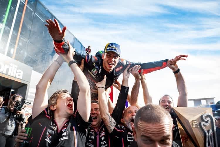 Aprilia-Racing-Boss Rivola (li.) feiert den GP-Sieger Marco Bezzechi