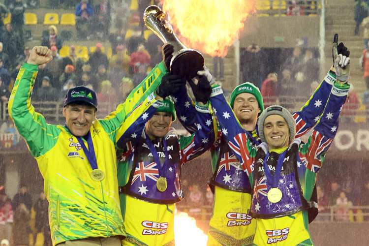 Team Australien hielt 2024 die Chamberlain Trophy in den Händen