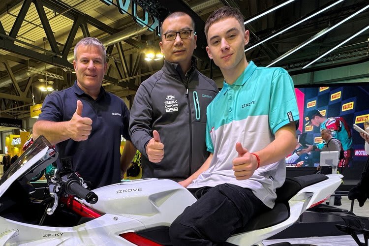 Teamchef Paul Tobin, Kove-Manager Wang Zhen und Benat Fernandez (v.l.)