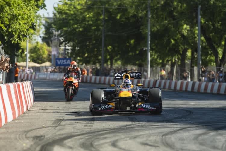 Beim Red Bull Show Run am Sonntag war sowohl die Zweirad- als auch die Vierrad-Königsklasse vertreten