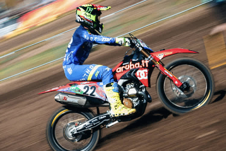 Antonio Cairoli fuhr in Crawfordsville mit gebrochener Hand