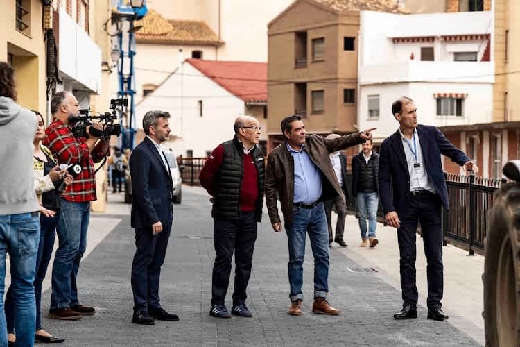 Carmelo Ezpeleta bei seinem Besuch in den Städten Cheste und Chiva