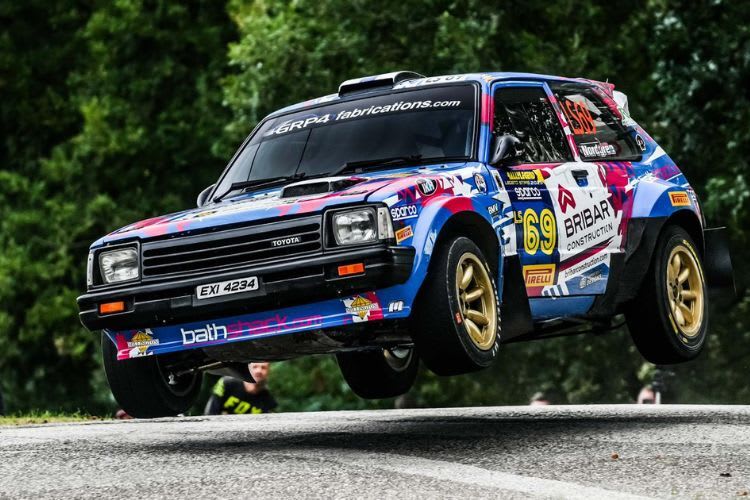 Back to the Roots: Kalle Rovanperä mit seinem alten Toyota Starlet im Flugmodus bei der Rallylegend