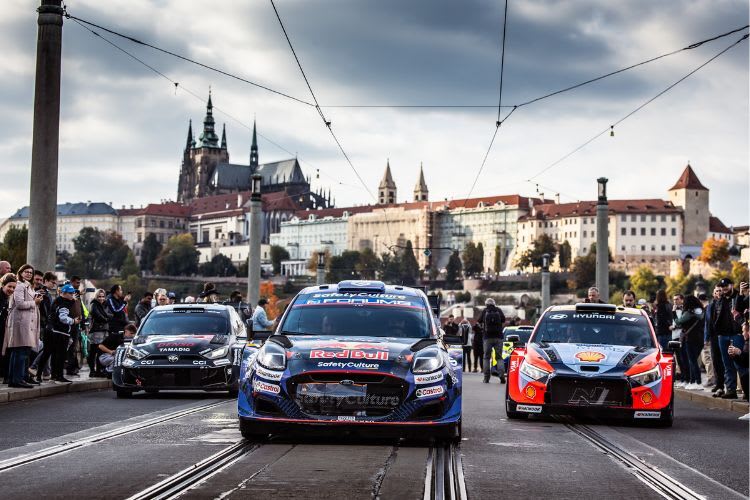 Zahlreiche Fans begleiteten den Rallyecorso durch die Hauptstadt Prag