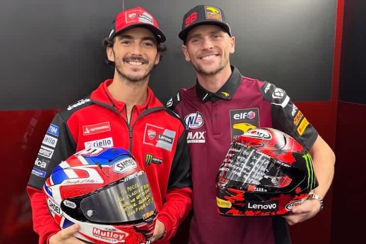 Bagnaia und Dixon beim Helmtausch