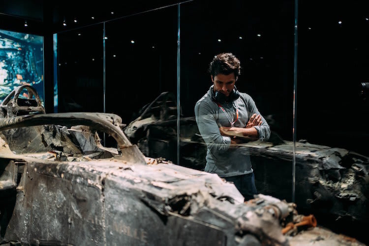 Ein Ausstellungsstück, das unter die Haut geht: Zu sehen ist auch das, was von Romain Grosjeans Haas-Renner nach dessen Feuer-Unfall von 2021 übrigblieb