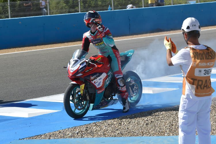 Großer Jubel: Benat Fernandez, Team#109 und Kove sind Supersport-300-Weltmeister