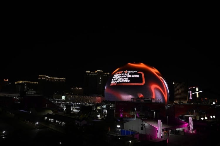 Die leuchtende Kugel «Sphere» ist der wohl auffälligste Teil des Lichtermeers rund um die Rennstrecke in Las Vegas
