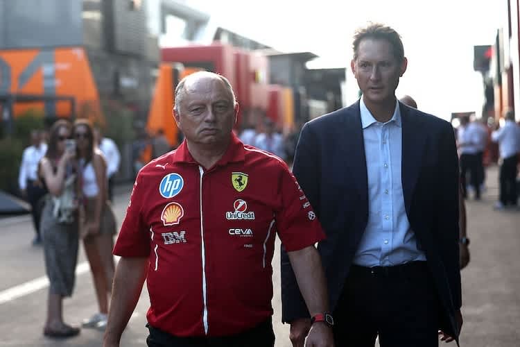 John Elkann (r.) mit Scuderia-Ferrari-Teamchef Fred Vasseur Anfang August in Ungarn