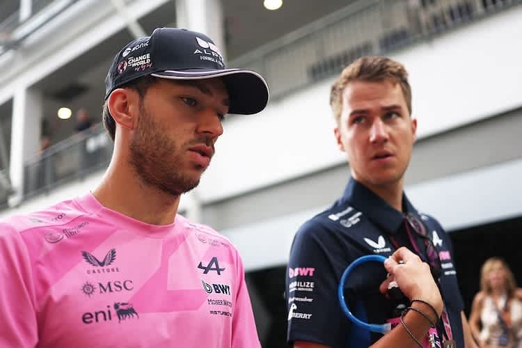 Pierre Gasly in Singapur (mit seinem Press-Officer)