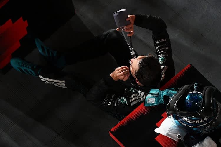 Heiß war's! Sieger George Russell kühlt sich nach dem Rennen mit Wasser ab