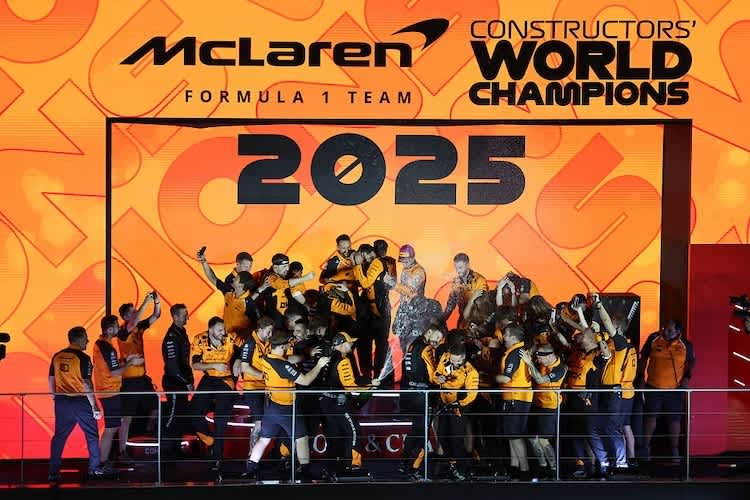 McLaren feierte den Konstrukteurstitel auf dem Podium. Mit dabei: Lando Norris (oben mittig mit Cap)