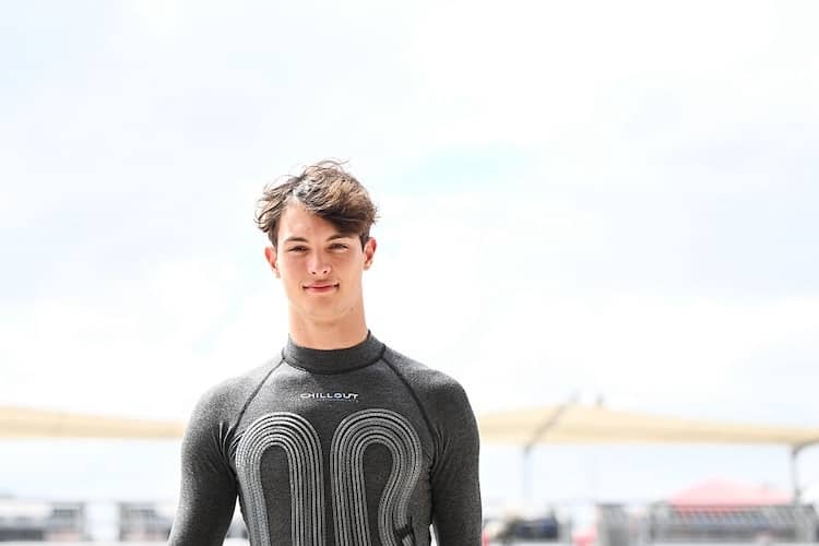 Outfit des Wochenendes: Oliver Bearman mit der sogenannten Kühlweste, die den Oberkörper der Fahrer unterm Rennanzug kühlt