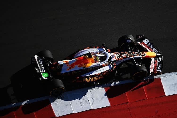 Isack Hadjar in seinem Racing Bulls-Boliden (mit Sonderlackierung)