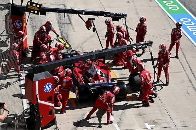 Charles Leclerc beim Boxenstopp