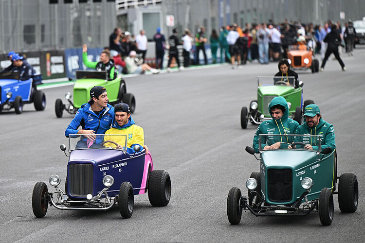 Franco Colapinto (mit Pierre Gasly) und Lance Stroll (mit Fernando Alonso) bei der Fahrerparade vor dem Rennen in Interlagos
