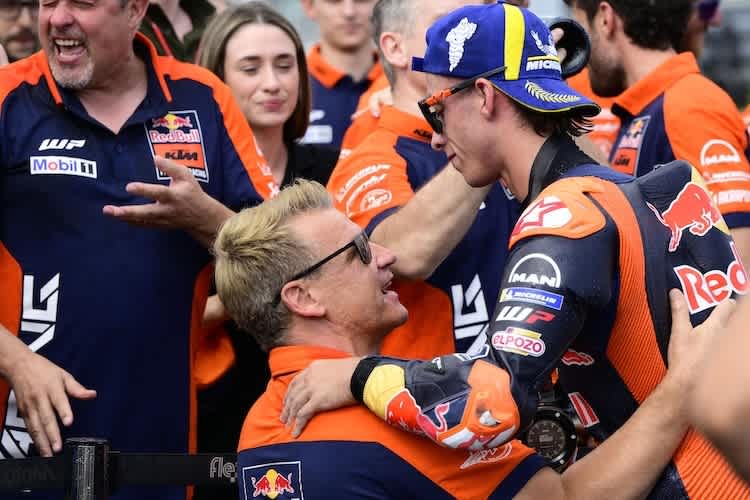 Pit Beirer (KTM Racing) mit MotoGP-Held Pedro Acosta