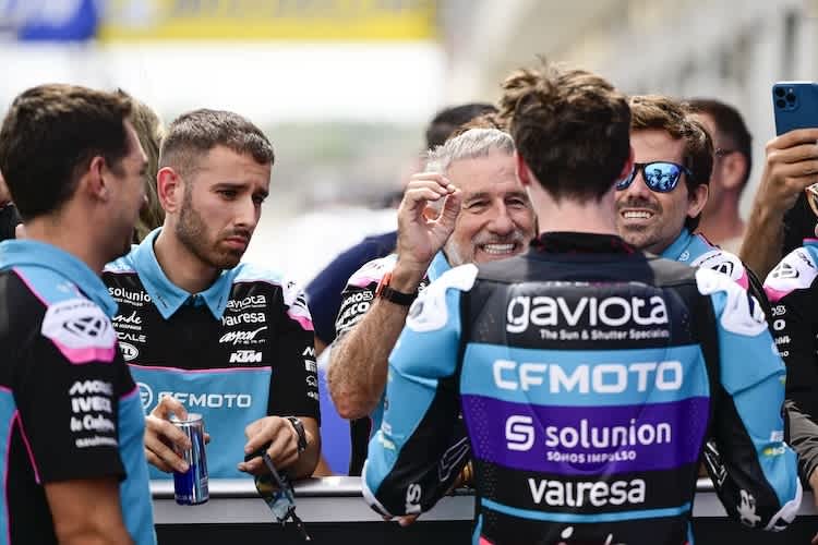 Jorge «Aspar» Martinez freut sich über Maximo Quiles' Erfolge