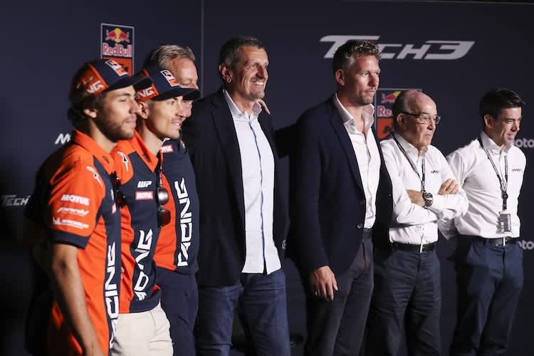 Gesellig: Günther Steiner mit der Tech3-Mannschaft sowie dem Dorna-Management