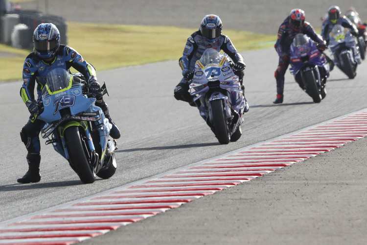 Ai Ogura vor Alex Marquez im Sprint von Motegi