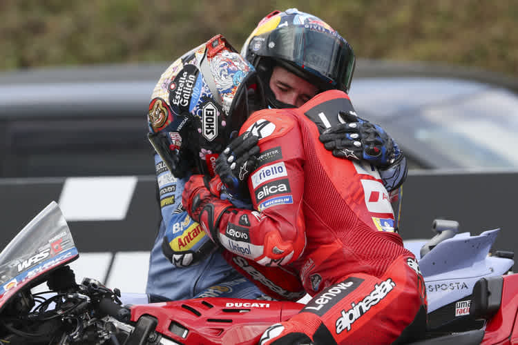 Alex Marquez gratuliert Bruder Marc zum Titel