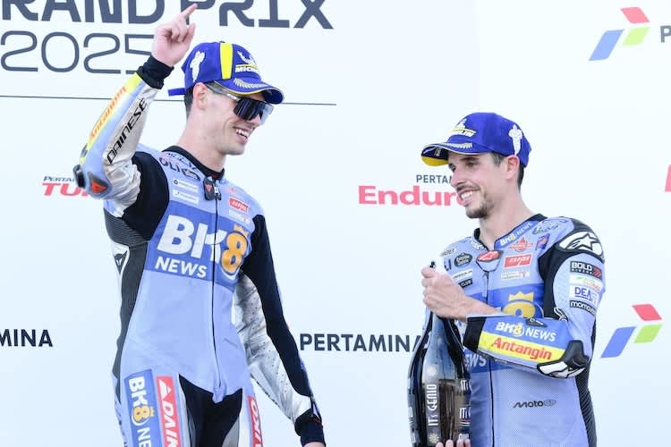Alex Marquez freut sich mit Sieger Fermin Aldeguer