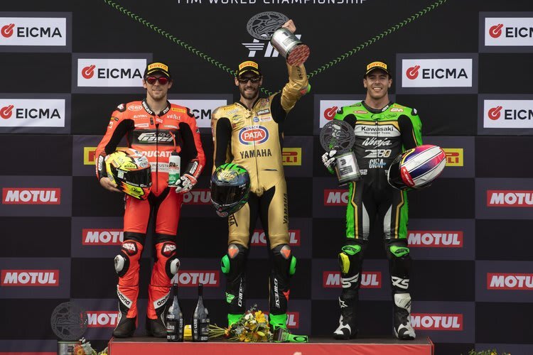 Stefano Manzi mit Sieg zum Supersport-Titel, eingerahmt von Philipp Öttl (li,) und Jeremy Alcoba (re)