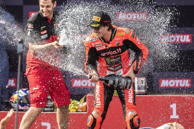 Nicolo Bulega dominierte den ersten Superbike-Lauf