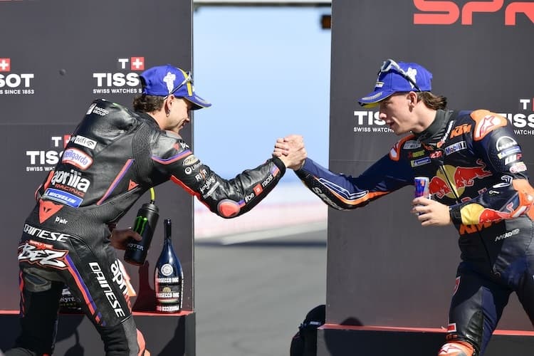 Pedro Acosta (3.) gratuliert Sieger Marco Bezzecchi