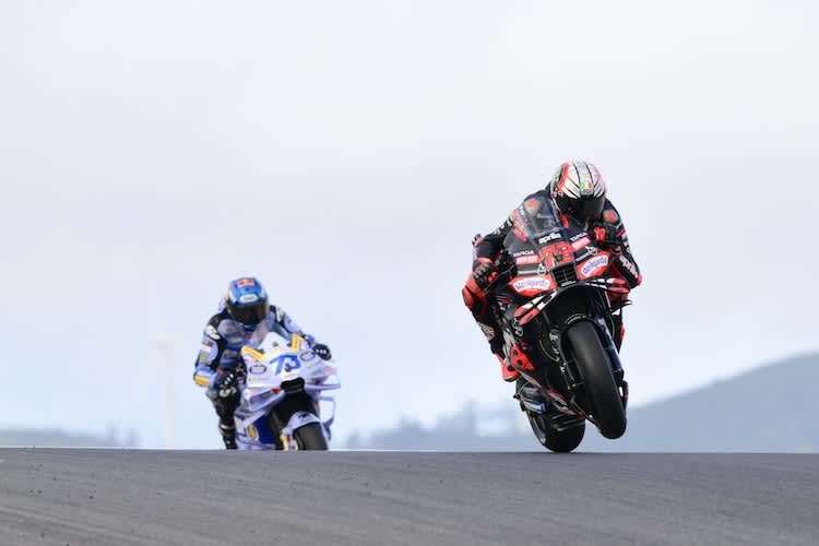 Marco Bezzecchi (4.) vor Alex Marquez (1.)