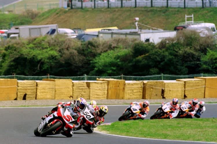 Suzuka 1998: Abe führt den Japan-GP vor Wildcard-Pilot Noriyuki Haga an. Doohan und Co. fahren hinterher